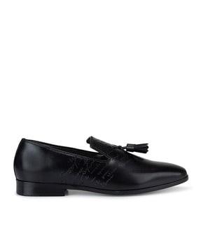 slip-on formal shoes with tassel accent
