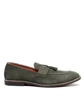 slip-on loafers with tassel accent