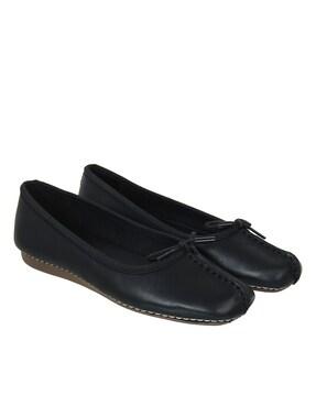 slip-on casual shoes with tie-up