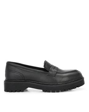 slip-on casula shoes with faux leather upper