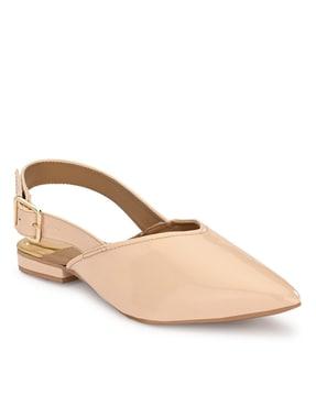 slip-on flat sandals with buckle fastening