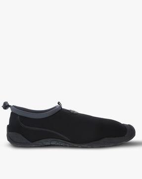 slip-on shoes with toggle fastening