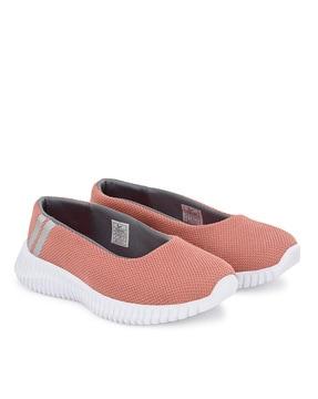 slip-on sports shoes with contrast stripe