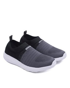 slip-on sports shoes with knitted upper