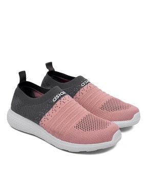 slip-on sports shoes with knitted upper