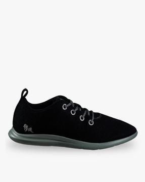 sneakers with lace fastening detail