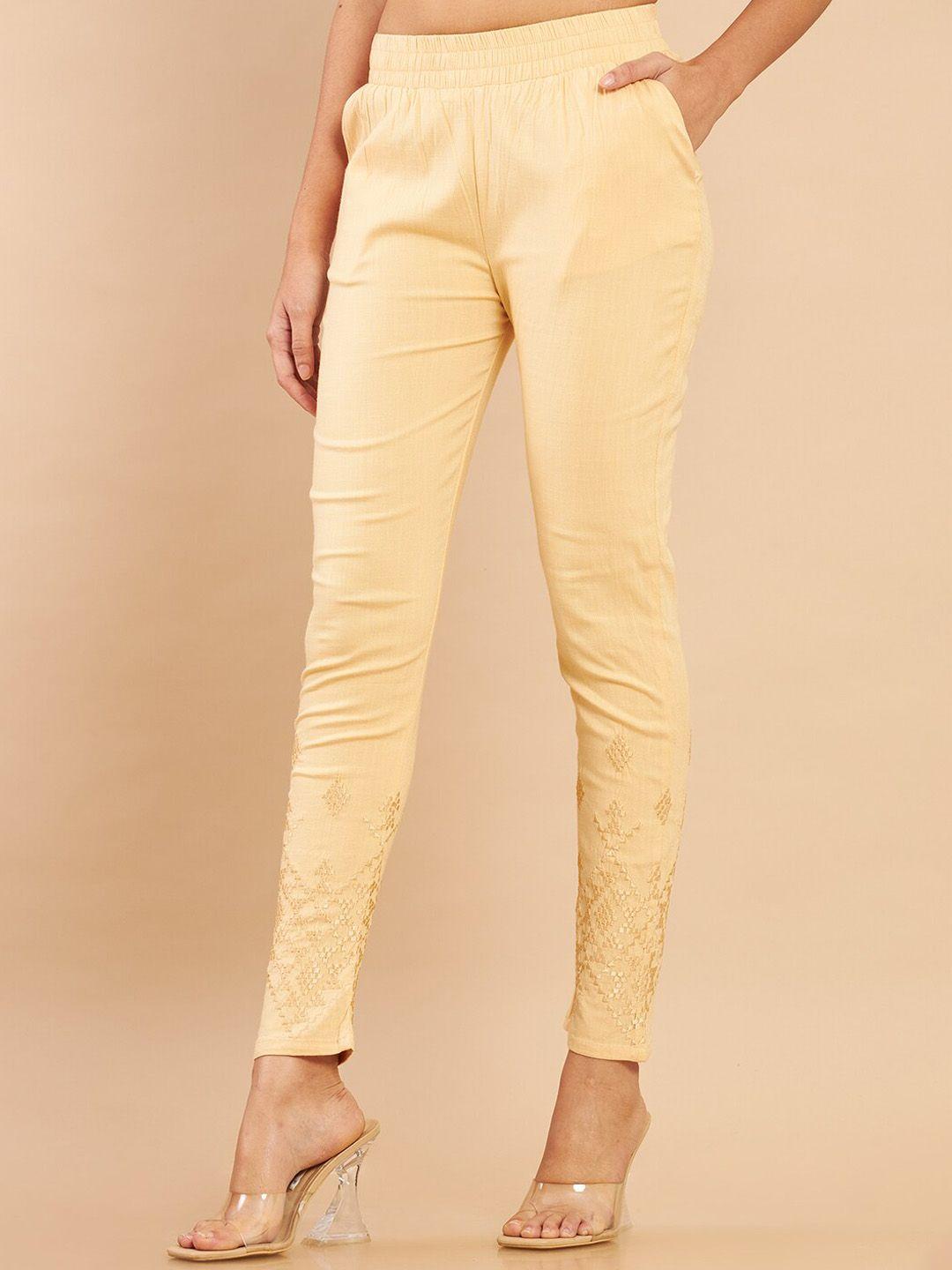 soch women beige skinny fit trousers