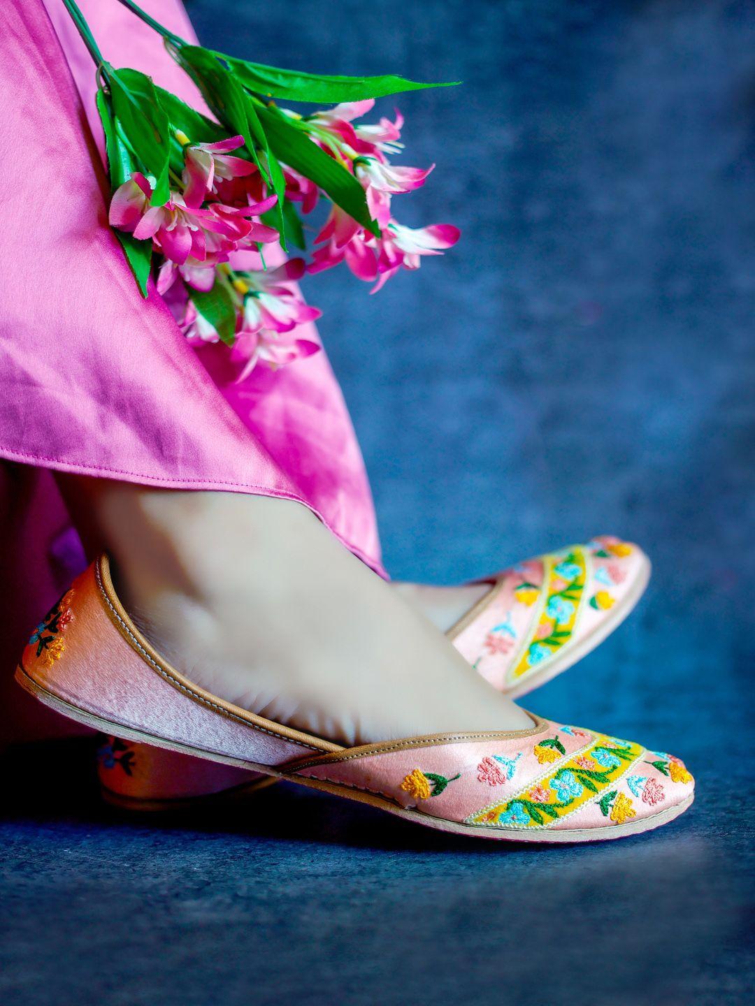 sole saga embroidered leather mojaris