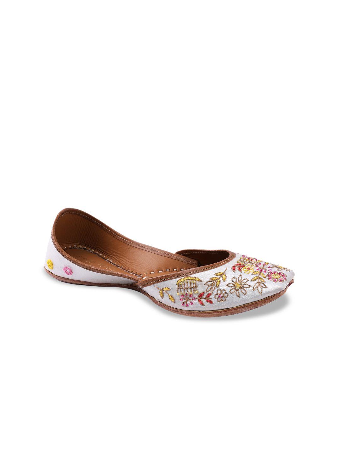 sole saga embroidered leather mojaris