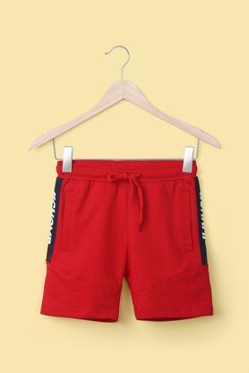 solid cotton regular fit boy's shorts - red