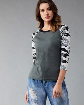 solid t-shirt with camouflage print raglan sleeves