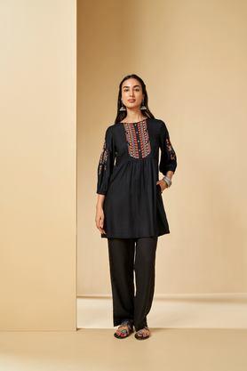 solid viscose round neck women's tunic - black