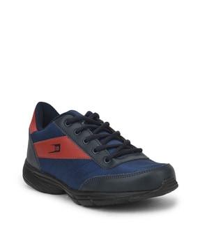 sports-shoes-with-lace-fastening