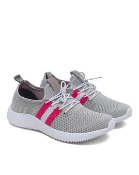 sports shoes with knitted upper