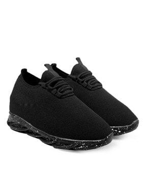 sports shoes with lace-fastening