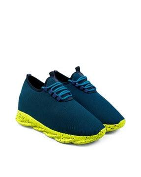 sports shoes with lace-fastening