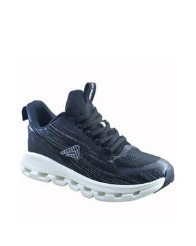 sports shoes with lace-fastening