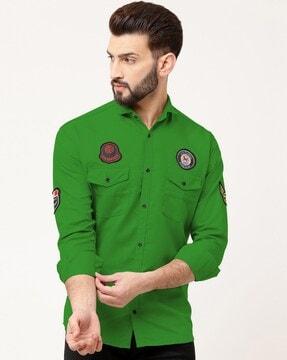 spread-collar shirt with flap pockets