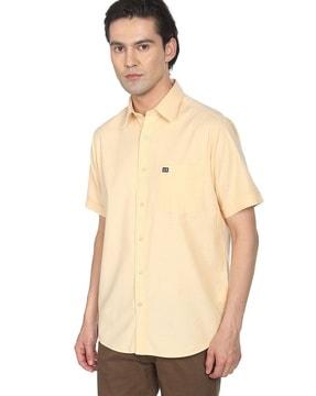 spread-collar patch-pocket shirt