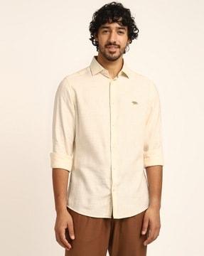 spread-collar shirt with curved hem