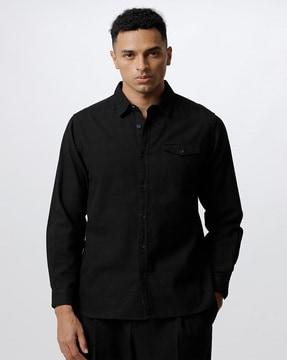 spread-collar shirt with flap pocket