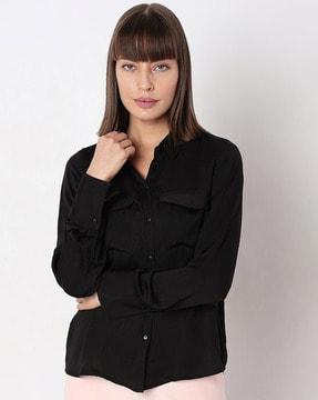 spread-collar shirt with flap pockets