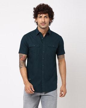 spread-collar shirt with flap pockets