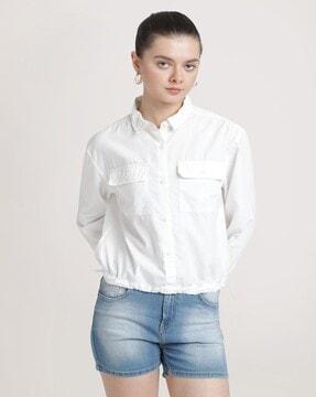 spread-collar shirt with flap pockets