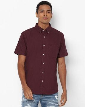 spread-collar shirt with patch pocket