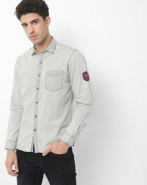 spread-collar shirt with patch pocket