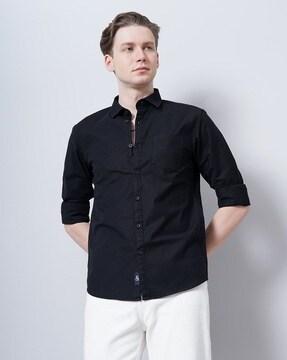 spread-collar shirt with patch pocket