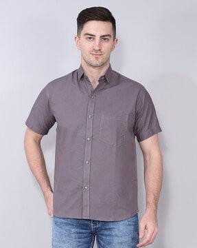 spread-collar shirt with patch pocket