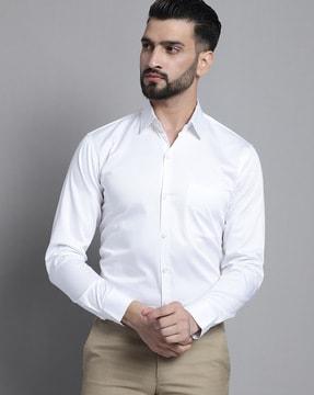 spread-collar shirt with patch pocket