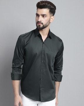 spread-collar shirt with patch pocket