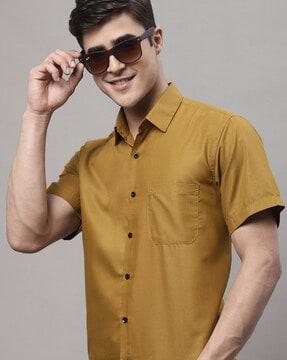 spread-collar shirt with patch pocket