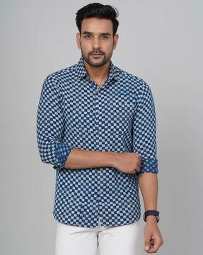 spread collar shirt with patch pocket