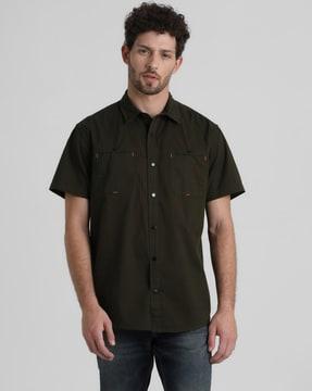 spread-collar shirt with patch pockets