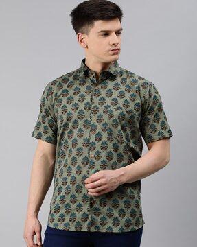 spread collar shirt with short sleeves