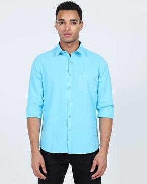 spread-collar tailored fit shirt with patch pocket