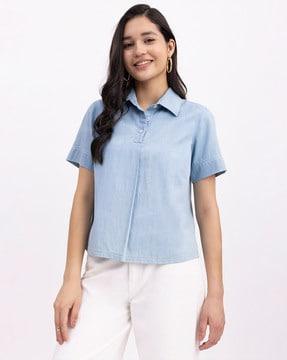spread-collar top with short sleeves