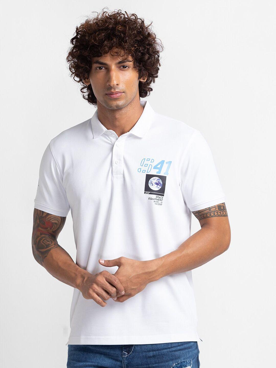 spykar men white & ghost white polo collar applique slim fit t-shirt