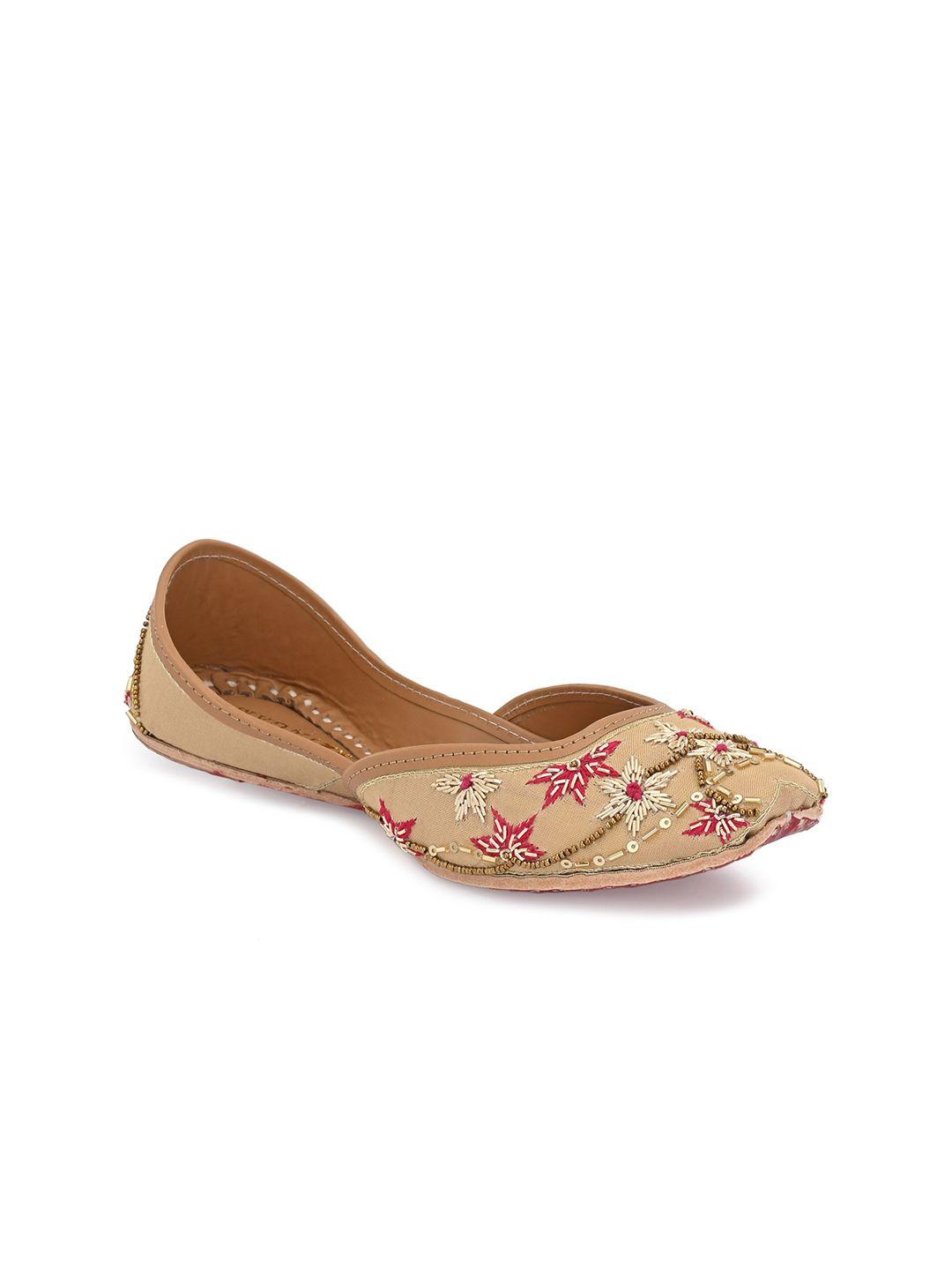 sringam women cream-coloured ethnic mojaris