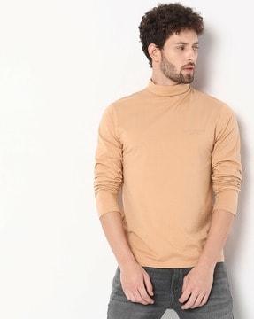 steve basic in solid turtle neck t-shirt