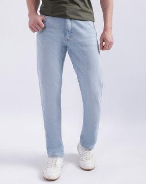 straight fit jeans with 5-pocket styling