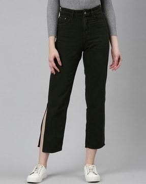 straight fit jeans with 5-pocket styling