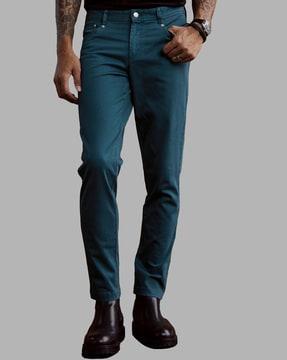 straight fit jeans with 5-pocket styling
