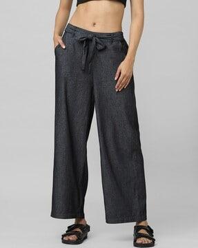 straight fit pants with insert pockets