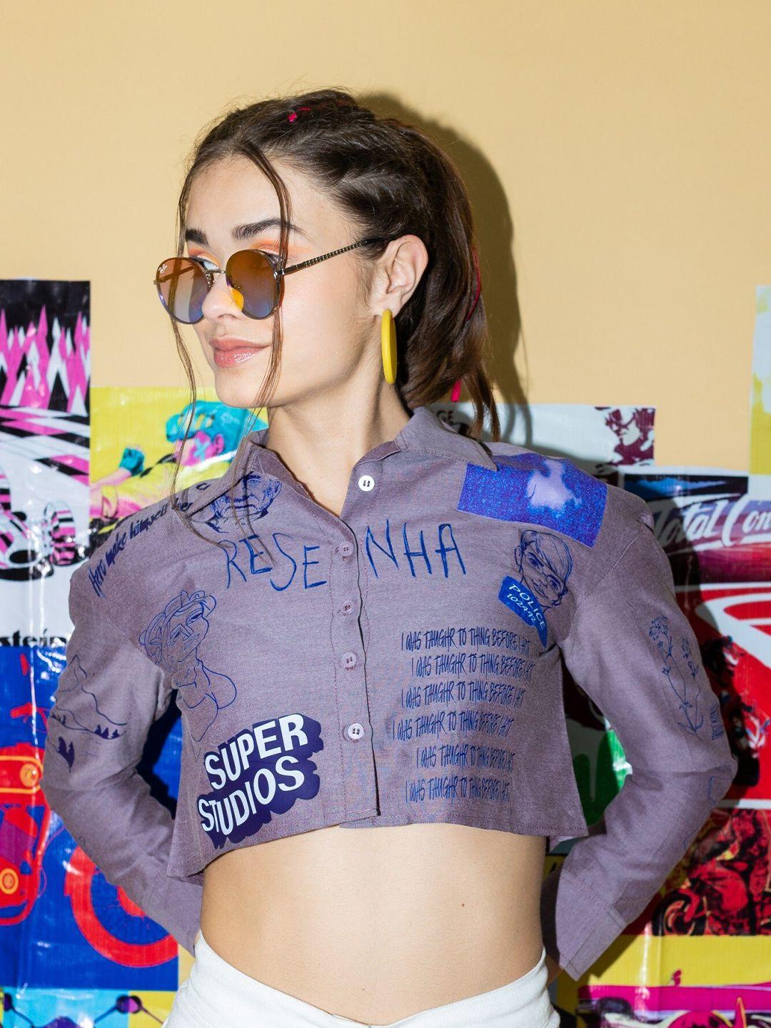 stylecast x hersheinbox purple & blue typography printed pure cotton crop casual shirt