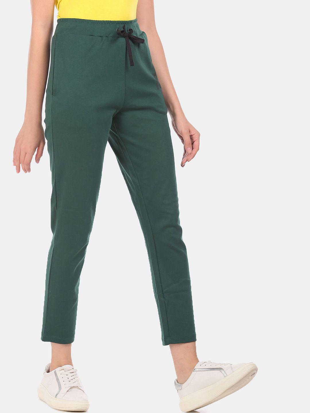 sugr women green solid cropped track pants