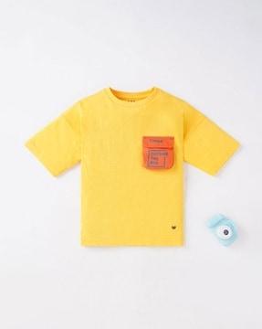 sustainable round-neck t-shirt with flap pocket